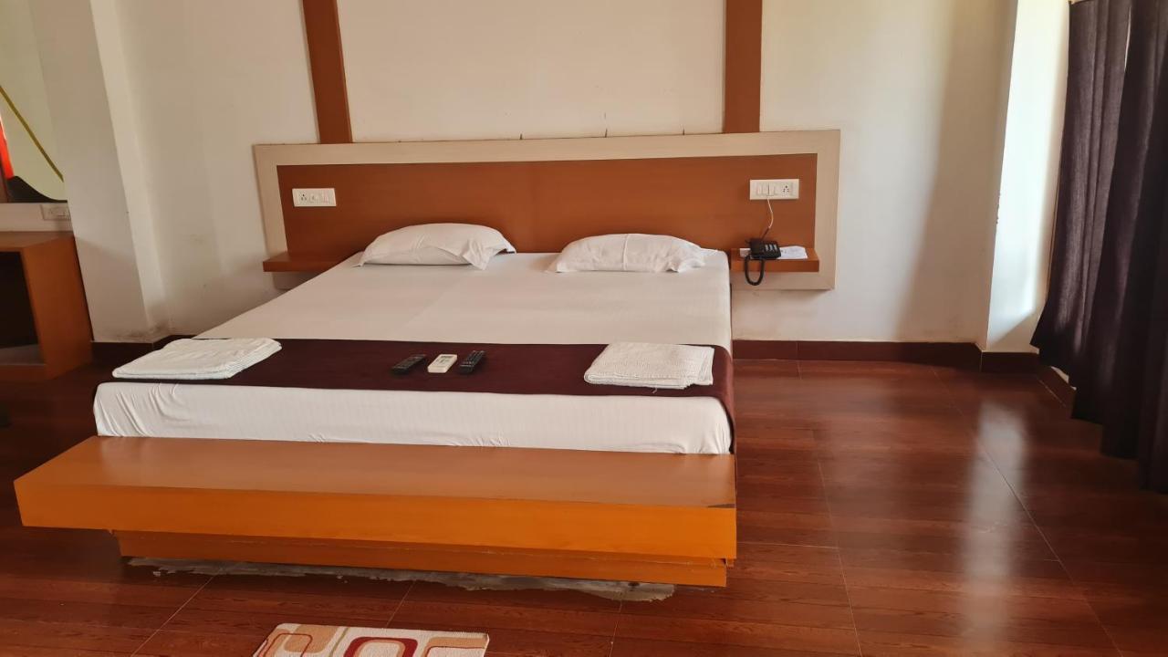 Hotel Exotica Squares Lakshmanpur Exterior photo